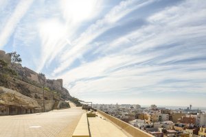 Vista de la Alcazaba de Almería con las cuevas originales de su entorno.