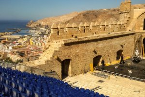 El Patio de Armas de la Alcazaba se prepara para recibir las obras de teatro.