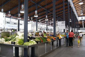 Vista de algunos puestos de frutas y verduras en el Mercado Central, ya rehabilitado.