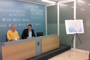 Antonio Sánchez de Amo, presidente de Verdiblanca, y el concejal de Accesibilidad, Juanjo Alonso, en rueda de prensa.