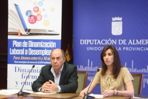 Victor Cruz y Carmen Belén López durante la presentación del Plan de Dinamización Laboral.