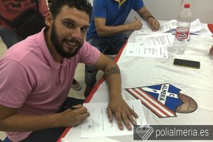 El míster, firmando.