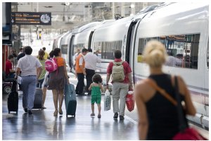 Imagen de archivo de viajeros en la estación Intermodal tomando el tren.