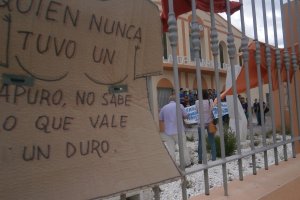 Pancartas de protesta colocadas meses atrás por los trabajadores.