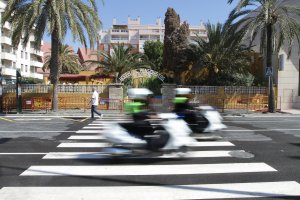 Policías locales participan en la campaña.