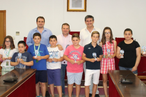 Los judokas en el ayuntamiento.