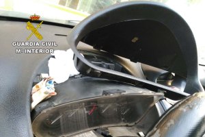 La droga y el dinero estaban ocultos en la parte delantera del coche.