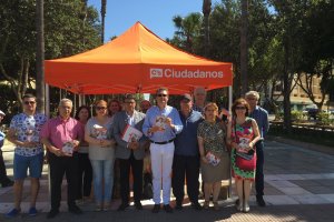 Ciudadanos en su reparto de propaganda electoral en la capital
