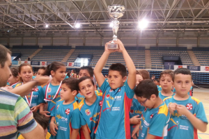 Levantando la Copa.