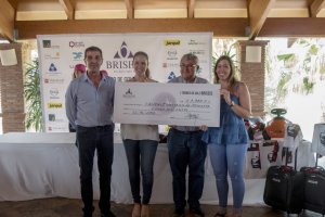La entrega del cheque solidario tras el Torneo Briseis.