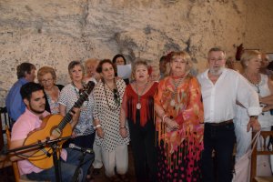 Los Romeros de la Vigen del Mar, cantando la salve a la Patrona que se encontraba junto al altar, engalanada con las numerosas flores de la ofrenda.