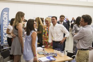 Javier A. García y los miembros de la comitiva durante su visita a la III Feria de las Oportunidades Profesionales.