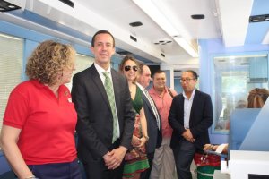 José María Martín y responsables de ONCE en el autobús de la donación de sangre.