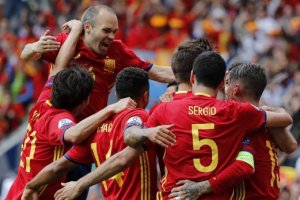 Los jugadores celebrando el gol de Piqué.