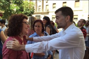 Antonio Maíllo saluda a la número dos de Unidos Podemos, Sonia Barreiro.