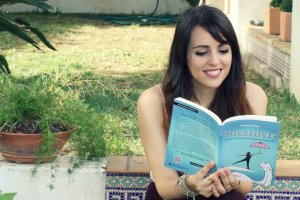 Verónica Díaz sonríe mientras observa uno de los ejemplares de ‘Diecisiete’.