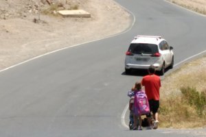 Un padre atraviesa la rambla con sus hijas a la altura del Máximo Cuervo.
