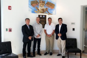 Antonio J. Rodríguez y Rafael Úbeda junto a la delegación local durante la visita a los estudios de Miami.
