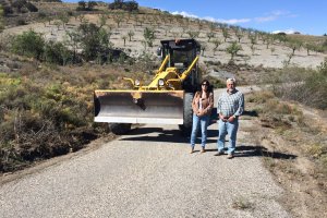 Sonia Cerdán y el edil de Obras en el arreglo de un camino rural recientemente.