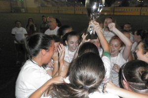 Las campeonas de Almería recibiendo su trofeo.