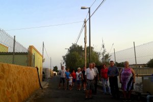 El concejal  socialista junto a los vecinos afectados.