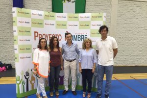 Rafael Hernando  junto a los responsables de la ONG Proyecto Hombre.