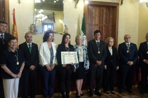 La doctora almeriensejunto al resto de académicos.