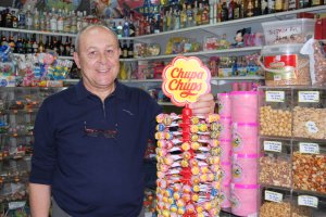 Manuel Palenzuela  lleva medio siglo detrás del mostrador de la tienda que abrieron sus padres.