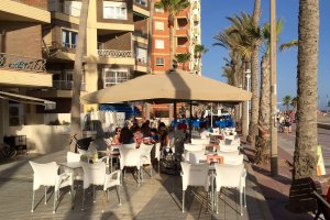 Las terrazas de los negocios de hostelería han sido motivo de queja y los empresarios apoyan buscar fórmulas para reducir el ruido.