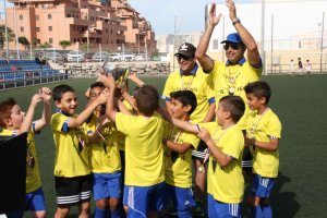 Los campeones levantan la copa.