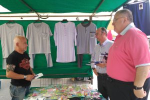 Reparto de folletos de los populares en el mercadillo