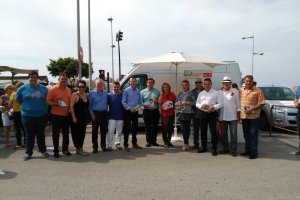 Los socialistas se lanzaron a vender propuestas en el mercadillo