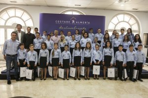 El coro Pedro Mena de Adra fue recibido ayer en la Diputación provincial de Almería.