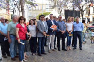 Ciudadanos haciendo campaña en el centro de la capital