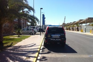 Vehículos de la Policía Nacional y la Policía Portuaria en el Muelle de Levante de Almería