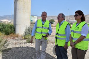 El delegado,  con el alcalde y la concejal de Vícar, en la zona de las obras.