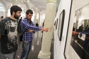 Dos visitantes recorren una exposición en el CAF.