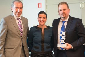 El autor del blog, José Diego García (primero por la derecha), recogiendo el premio.