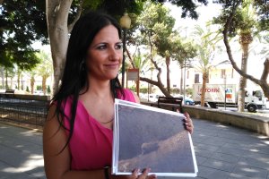 Inés Plaza, concejal del PSOE, enseñando una de las ratas