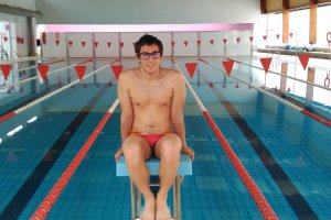 Miguel en la piscina de Berja.