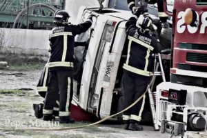Bomberos del Poniente atienden a un camión accidentado. Imagen de archivo.
