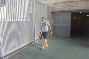 Esteban Saveljich saliendo de la zona mixta.