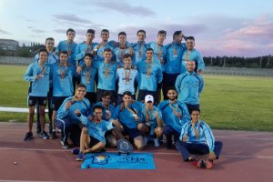 Nabil sentado al lado del trofeo mordiendo la medalla.