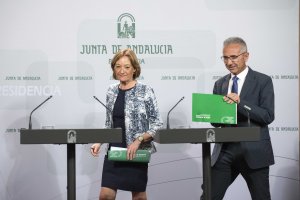 La consejera de Agricultura y el portavoz, tras el Consejo de ayer.