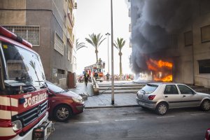 Los bomberos actuaron sobre el incendio desde el Paseo Marítimo y también desde la trasera del edificio.