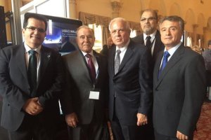 Representantes de la expedición almeriense junto al alcalde de Miami y organizadores del Congreso.