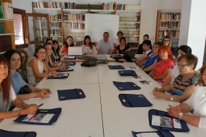 diputada y alcalde en la presentación del curso que se desarrolla en Canjáyar, que estrena la programación.