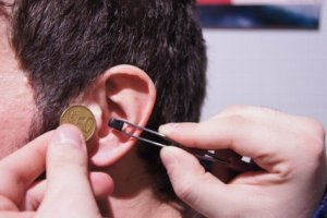 Un joven estudiante con un ‘pinganillo’. La voz