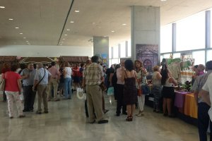 Cientos  de personas acudieron durante la mañana de ayer domingo al Palacio de Congresos de El Toyo a la última edición de los Encuentros Vecinales.