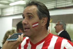 Juanjo Segura atendiendo a LA VOZ y la SER.